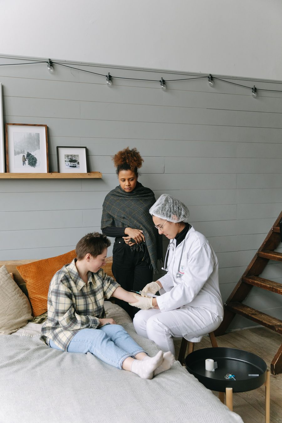 A FORYOH nurse providing skilled care during a home visit